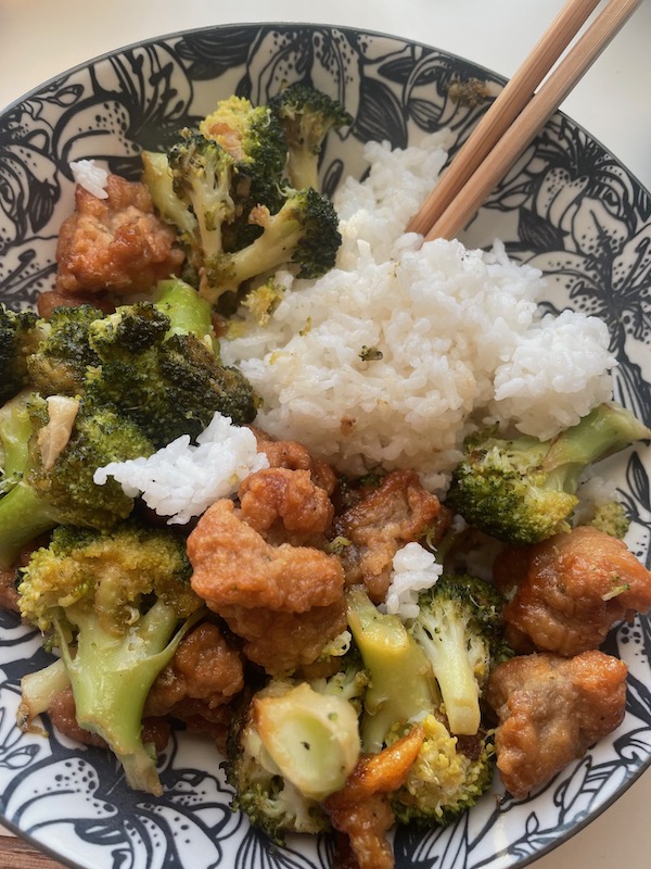 Plate of rice, broccoli, and chicken